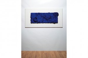 Yves Klein, Accord Bleu (Sponge Relief). Painted sponges on particle board, 51.8 x 136.5 x 7.6 cm, 1958, źródło: Christie's Images Ltd 2012.  