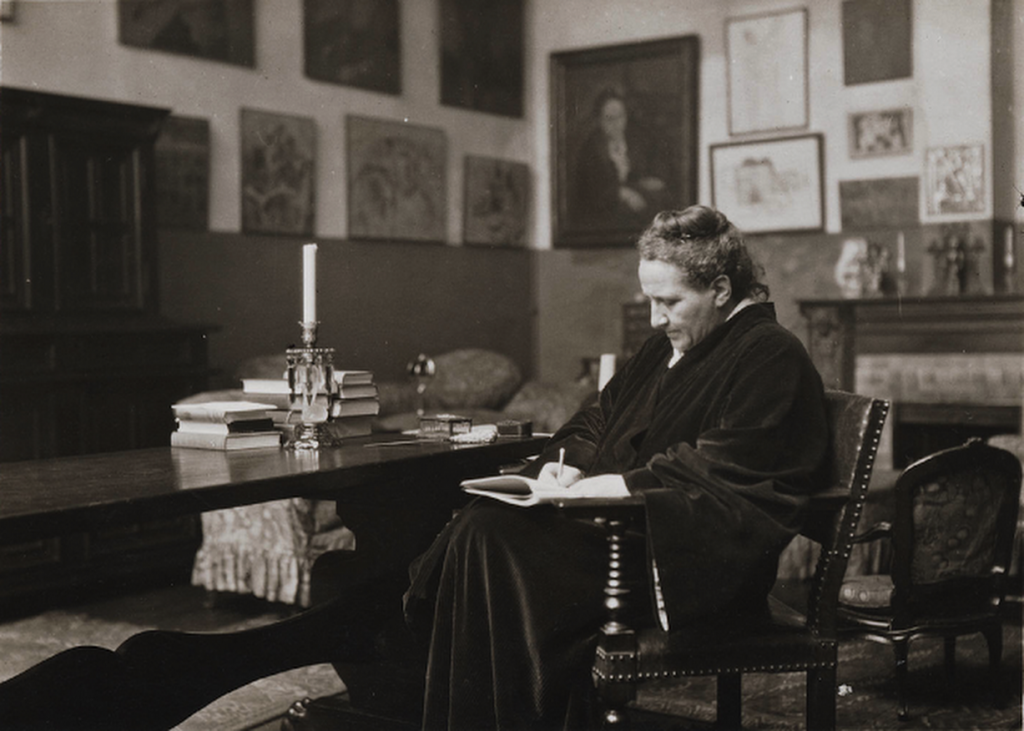 Man Ray, fotografia Gertrudy Stein w swoim salonie, 1922 rok, źródło: San Francisco Man Ray Trust