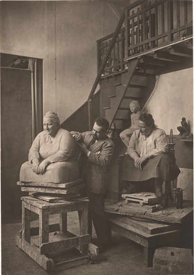 Man Ray, Gertrude Stein pozuje Jo Davidsonowi, 1923 rok, źródło: Man Ray Trust