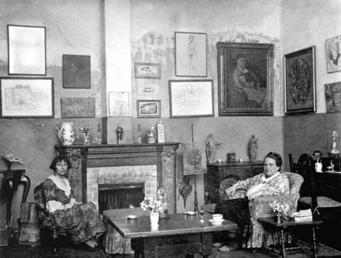 Man Ray, Gertruda Stein i Alicja Toklas w swoim paryskim mieszkaniu przy 27 rue de Fleurus, 1922 rok, źródło: San Francisco Man Ray Trust