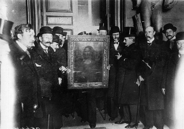 Powrót obrazu do Luwru w 1914 roku,  źródło: French Photographer/ Private Collection, Roger- Viollet, Paryż 