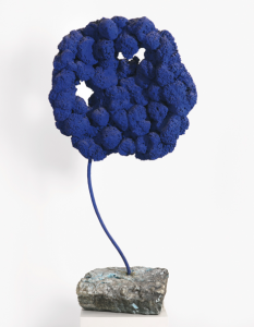 Yves Klein, "Sculpture Éponge Bleue Sans Titre, Se 168", Źródło: Sotheby's