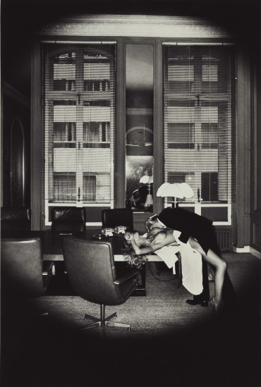 Helmut Newton. Office Love. 1977. Paryż, Kolekcja prywatna 