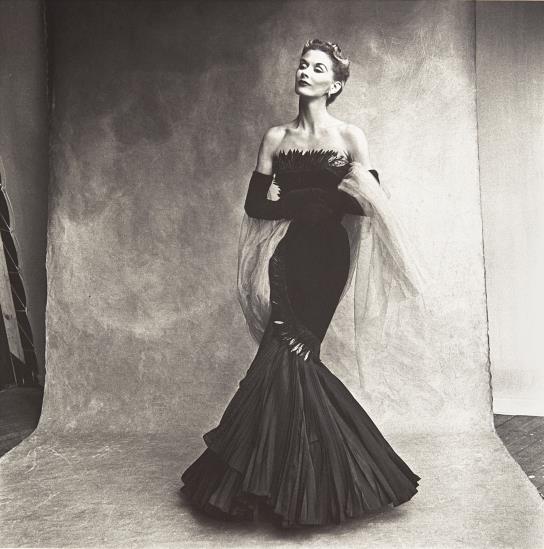 Irving Penn, Mermaid Dress (Rochas), Lisa Fonssagrives-Penn, 1950, źródło: Phillips de Pury, Nowy Jork