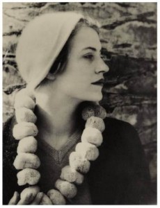 Man Ray, Lee Miller au collier d'eponges, 1930-1931, źródło: Sotheby's