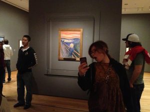 W tle "Krzyk" Edwarda Muncha, źródło: museumselfies.tumblr.com