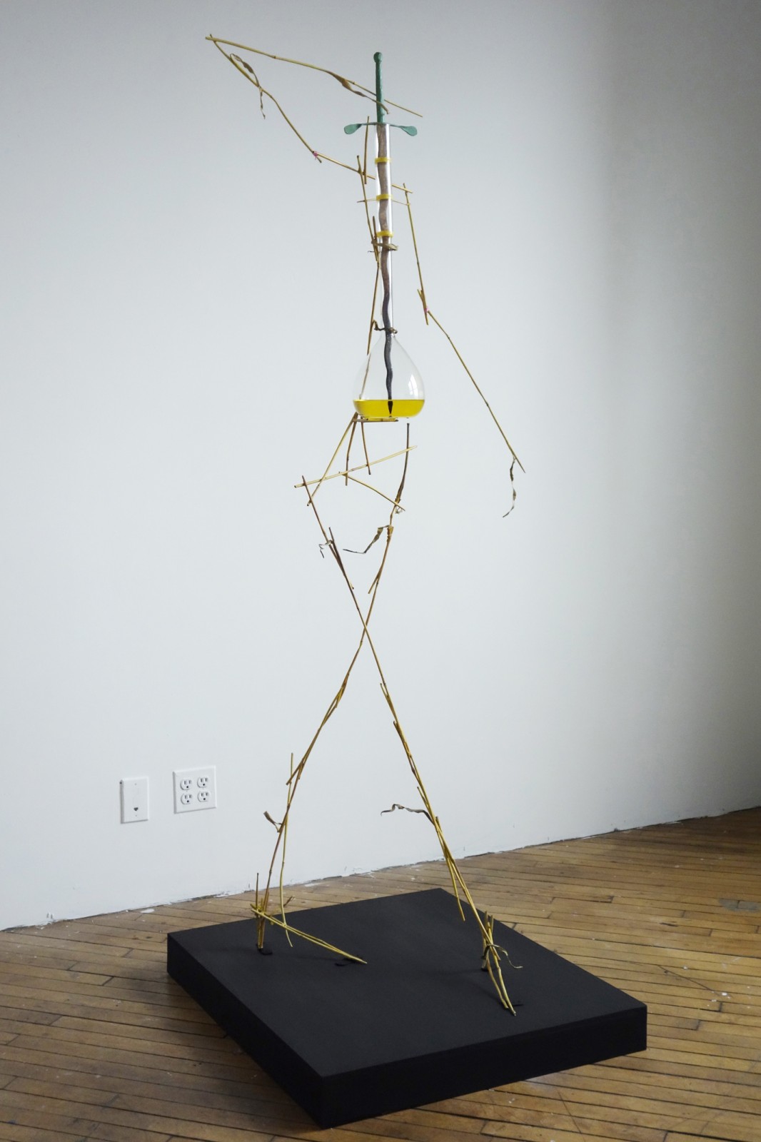 Olaf Brzeski, Krissy Kocktail, 2014-2015, ok. 60 x 60 x 190 cm, polerowany brąz, stal, szkło, kwas solny, farba olejna, źródło: Galeria Raster w Warszawie 