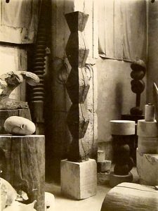 Studio Brancusiego w Paryżu, na pierwszym planie "Niekończąca się kolumna" wersja z około 1918 r.