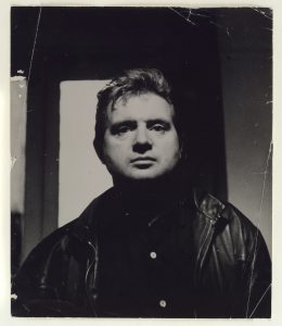 Portrait of Francis Bacon by John Deakin, 1962, Gelatin silver print, Estate of Francis Bacon, źródło: materiały prasowe Tate Modern