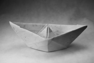 Michał Jackowski, Boat, marmur karraryjski, 2015, materiały dzięki uprzejmości artysty
