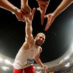 fot. Kuba Atys, Tomasz Majewski odbiera gratulacje po zdobyciu złotego medalu w pchnięciu kulą na Igrzyskach Olimpijskich w Pekinie w 2008 roku