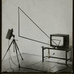 Andrzej Paruzel(ur.1951) Wideo instalacja „Trójkąt”(1977) sygn.na odwrociu i dedykacja autora fotografia, 21.4x19.5 cm, źródło: ryneksztuki.pl