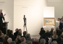 lberto Giacometti's sculpture L'Homme qui marche at Sotheby's, źrodło: Getty Images