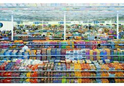 Andreas Gursky – 2. 99 cent (2006) © Andreas Gursky